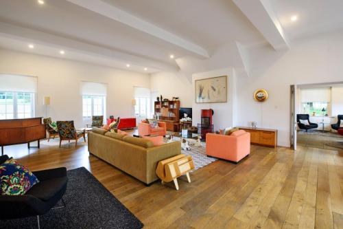 Broughton-Santuary-Lounge
